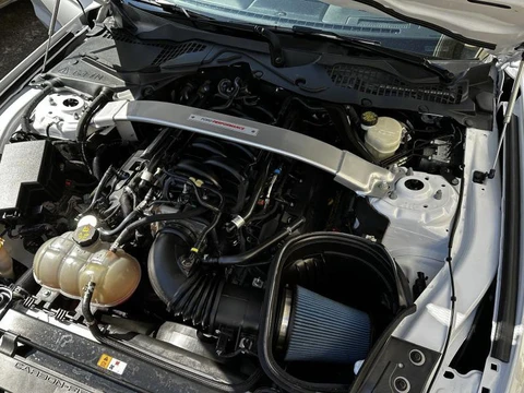 Compartiment moteur ouvert d'un véhicule automobile moderne avec capot relevé