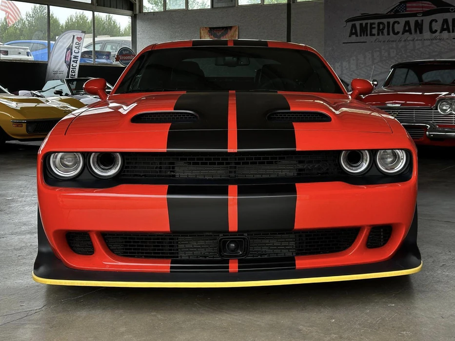 Exposition automobile en intérieur avec véhicules de collection alignés dans un garage ou showroom