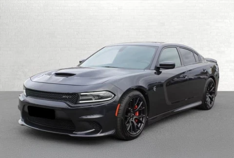 Véhicule sportif haut de gamme garé dans showroom automobile sur sol gris