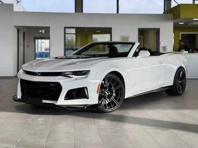 Showroom automobile moderne avec carrelage gris et baies vitrées