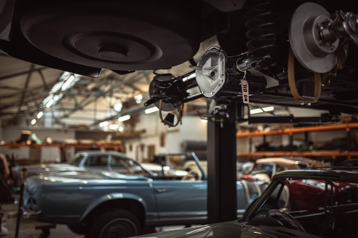 Atelier de mécanique automobile intérieur avec pièces détachées sur établi