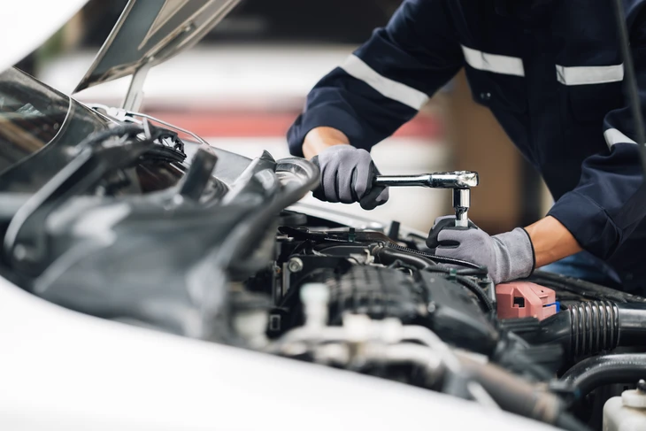 Main tenant un disque d'embrayage automobile dans un atelier de réparation mécanique