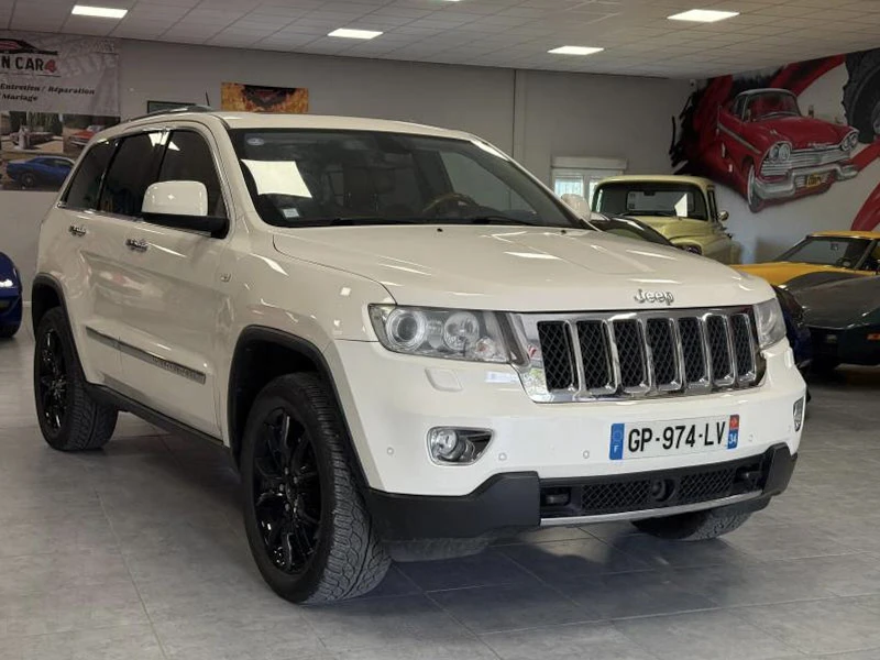 Garage automobile avec véhicules américains en exposition