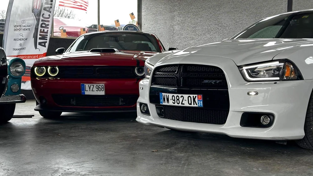 Garage automobile avec voiture américaine classique rouge et blanche stationnée