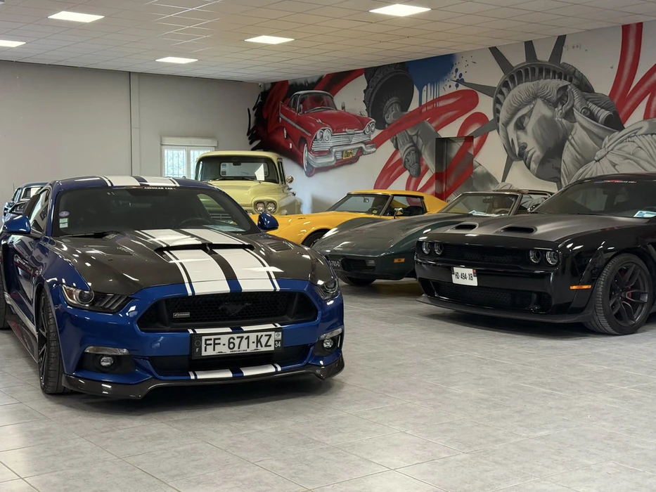Garage automobile avec véhicules américains en exposition