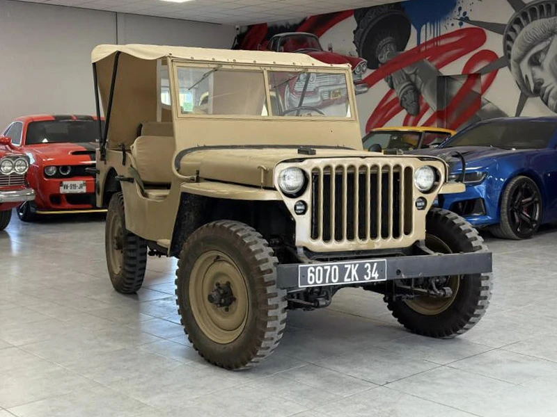 Showroom automobile couvert avec deux voitures américaines classiques rouges stationnées côte à côte