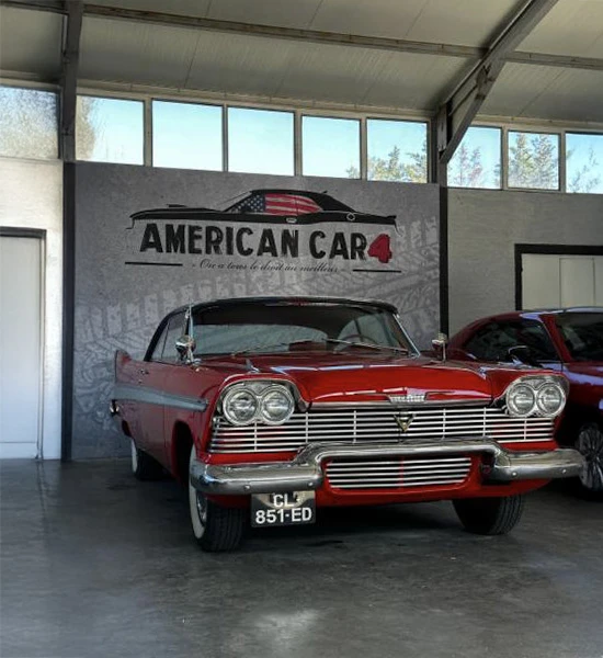 Véhicule sportif haut de gamme garé dans showroom automobile sur sol gris